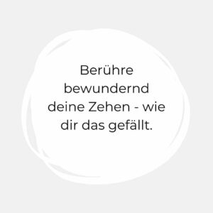 Rücken dehnen: Berühre bewundernd deine Zehen (oder stell es dir vor)