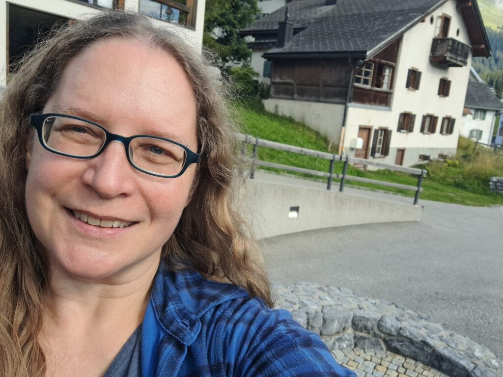 Porträt Susanne, im Hintergrund das Ferienhaus, in dem ich die ersten 2 Augustwochen verbringen durfte