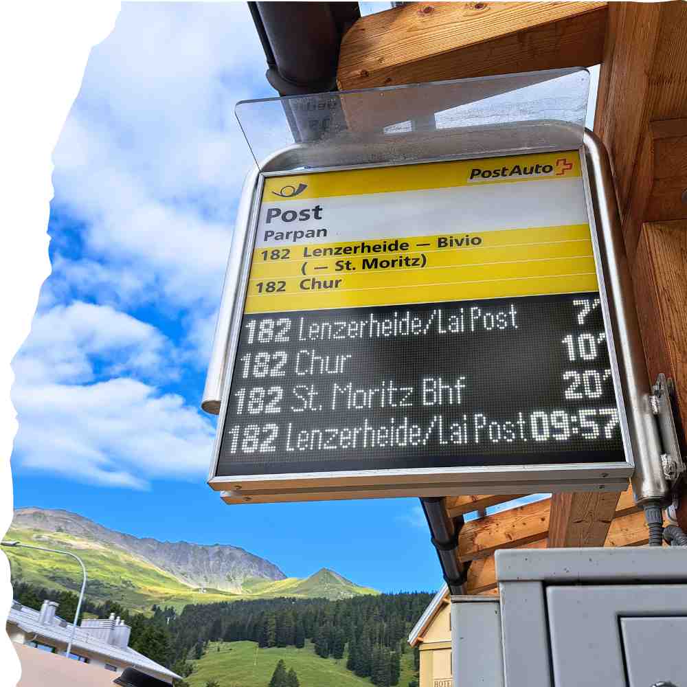 Parpan Post, Abfahrtstafel nach Chur mit Bergkulisse