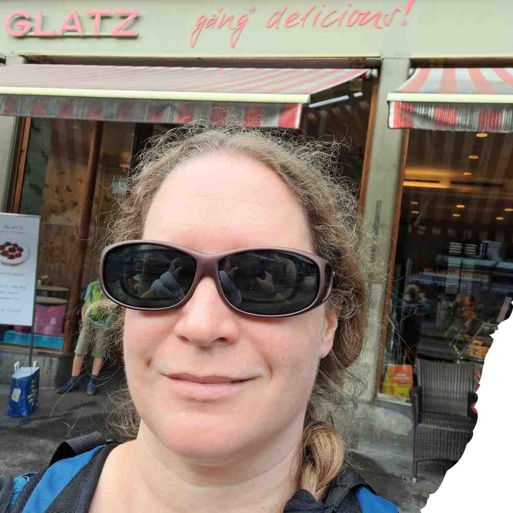 Susanne mit Sonnenbrille vor dem Glatz in Bern