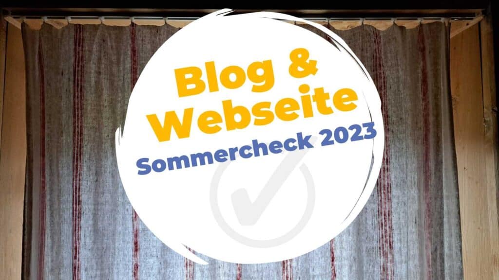 Titel: Blog & Webseite: Sommercheck 2023 mit Haken-Icon. Im Hintergrund geschlossene Vorhänge.