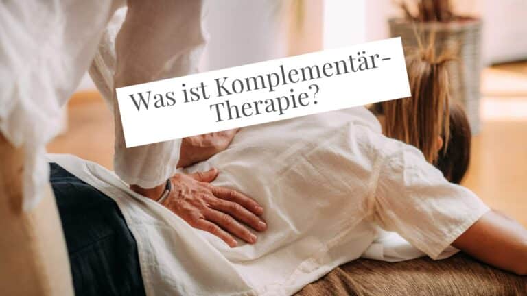 Was ist Komplementärtherapie? Frau wird über die Kleidung behandelt am Rücken