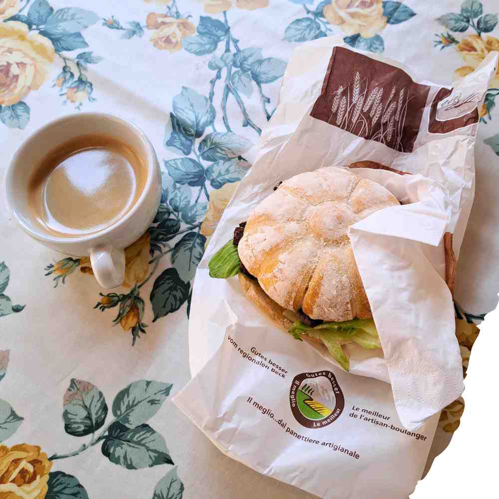 Kaffee und Roastbeef-Sandwich