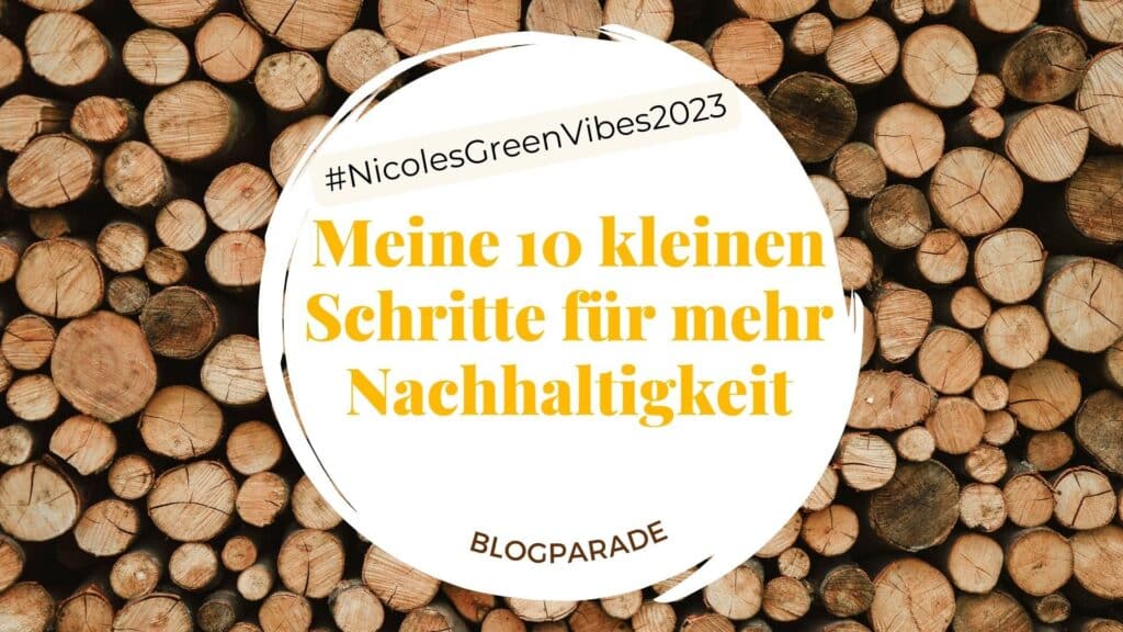 Hintergrund: Herbstwald mit farbigen Blättern. Titel: Meine 10 kleinen Schritte für mehr Nachhaltigkeit. Blogparade #NicolesGreenVibes2023 Hintergrundbild: gefällte Bäume