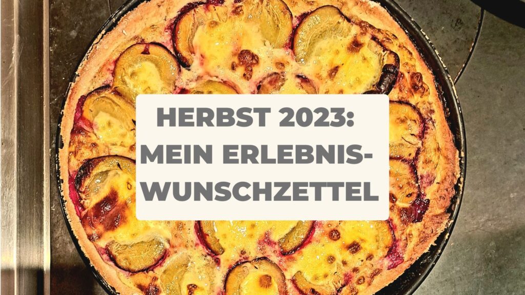 Frisch gebackene Zwetschgenwähe mit Titel MEIN ERLEBNISWUNSCHZETTEL HERBST 2023