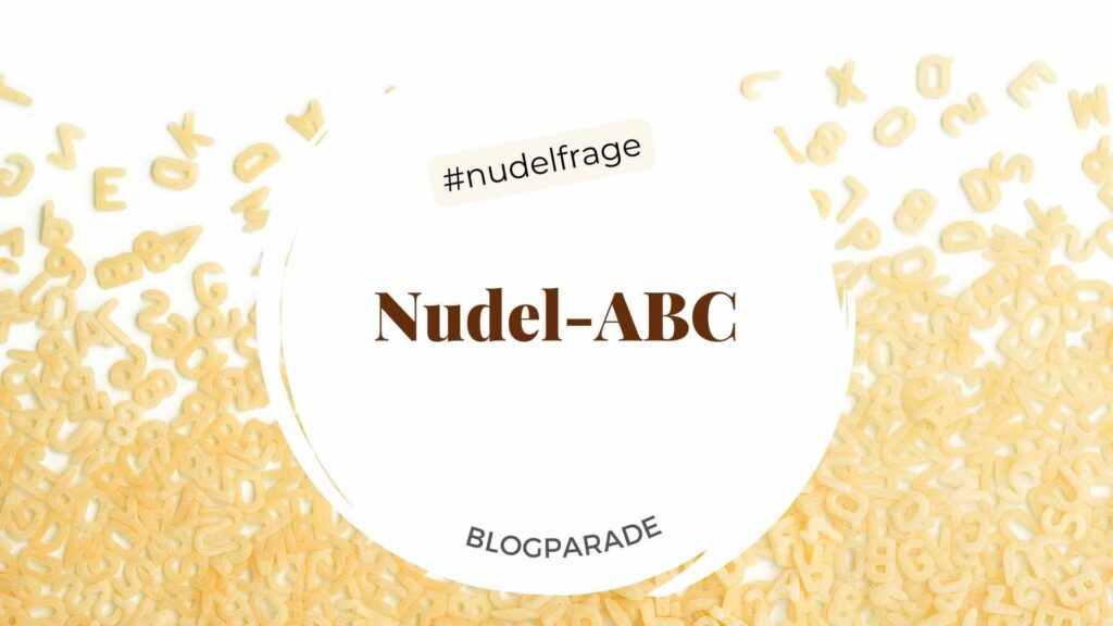 Nudel-ABC. #nudelfrage Blogparade. Hintergrundbild: Buchstabensuppen-Pastabuchstaben