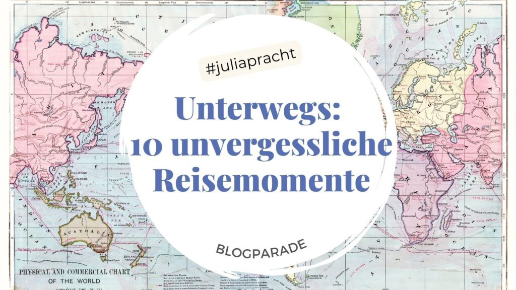 Hintergrundbild: Weltkarte. Grafik mit Titel: Unterwegs: 10 unvergessliche Reisemomente, Blogparade von Julia Pracht