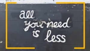 Lieferwagenrückseite mit der Aufschrift: All you need is less [Alles, was du brauchst, ist weniger]