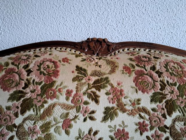 Ausschnitt des Sofas, auf das ich mich setzte. sieht etwas altmodisch aus.