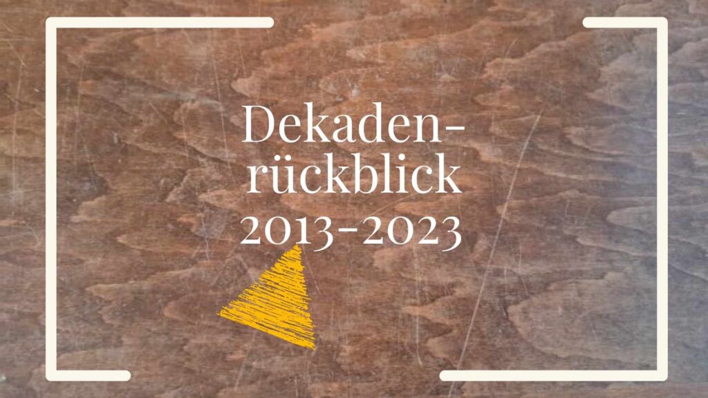 Leerer Tisch: Titel: Dekadenrückblick 2013-2023. Logo Atemsinn mit orangem Dreieck