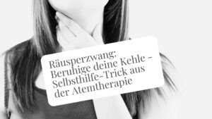 Schwarzweiss-Foto von Frau, die sich an der Kehle berührt. Titel: Räusperzwang: Beruhige deine Kehle - Selbsthilfe-Tricks aus der Atemtherapie