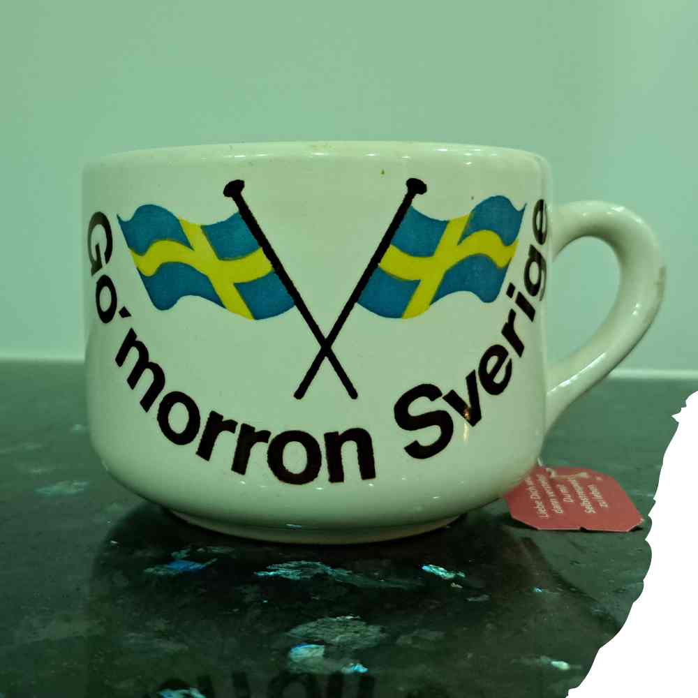 Riesige Tasst mit Schwedenfahnen und dem Aufdruck: Go'morron Sverige
