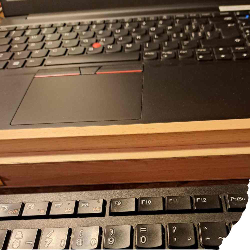 Laptoptastatur und Zusatztastatur.