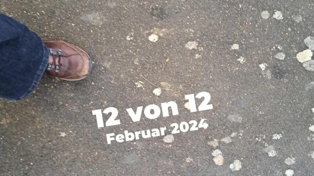 12 von 12 Februar 2024: Foto von Kaugummibeklebtem Boden und mein Wanderschuh, der darauf einen Schritt macht, von oben
