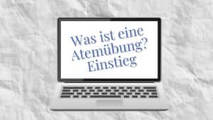 Atemübung Achtsamkeit: Was ist eine Atemübung? Titelgrafik, Notebook mit Titel auf Screen, Hintergrund: zerknülltes Papier