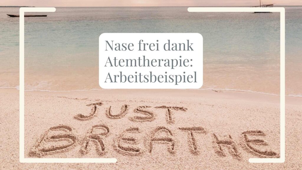 Nase frei Atemtherapie: Arbeitsbeispiel. Foto von Strand, Buchstaben im Sand: JUST BREATHE