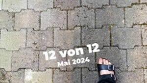 12 von 12 im Mai 2024: Plattenboden und ein halber Fuss mit zusammengekrallten Zehen in offenem Schuh