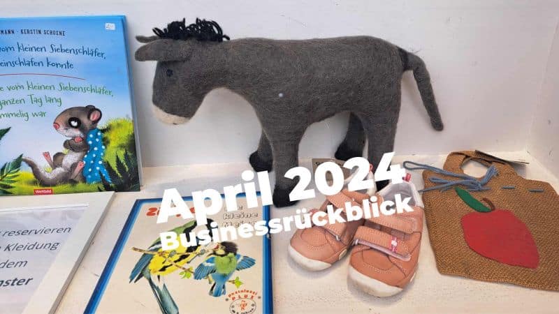 Businessrückblick April 2024: Esel aus Filz im Schaufenster neben Kinderbüchern