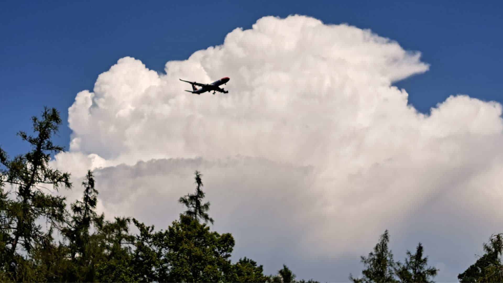 1000 Ideen Blogparade Fluch oder Segen: Grosse Wolke mit Flugzeug