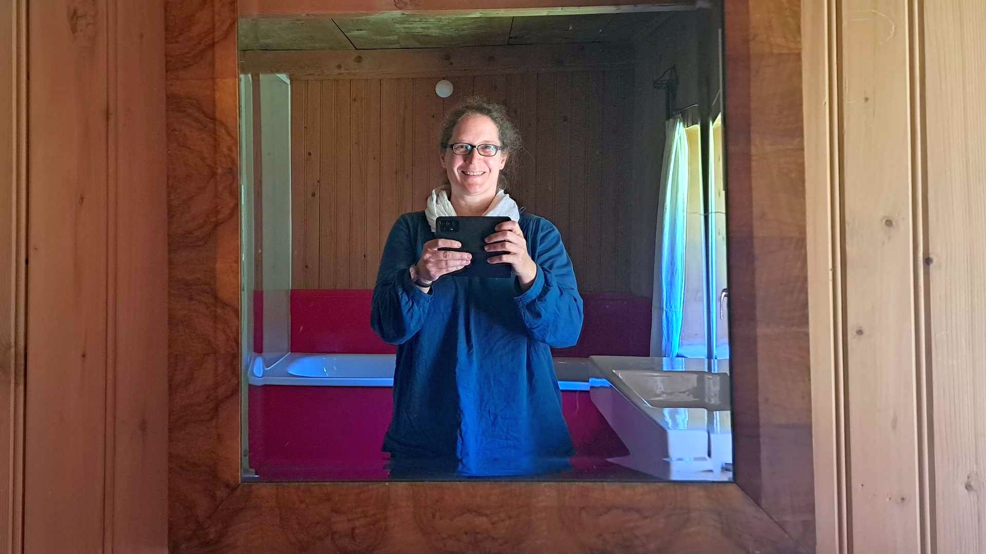 Selfie von Susanne im Spiegel. Lachend im Badezimmer.