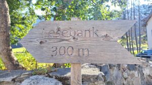 Holzschild: Lesebank 300 m