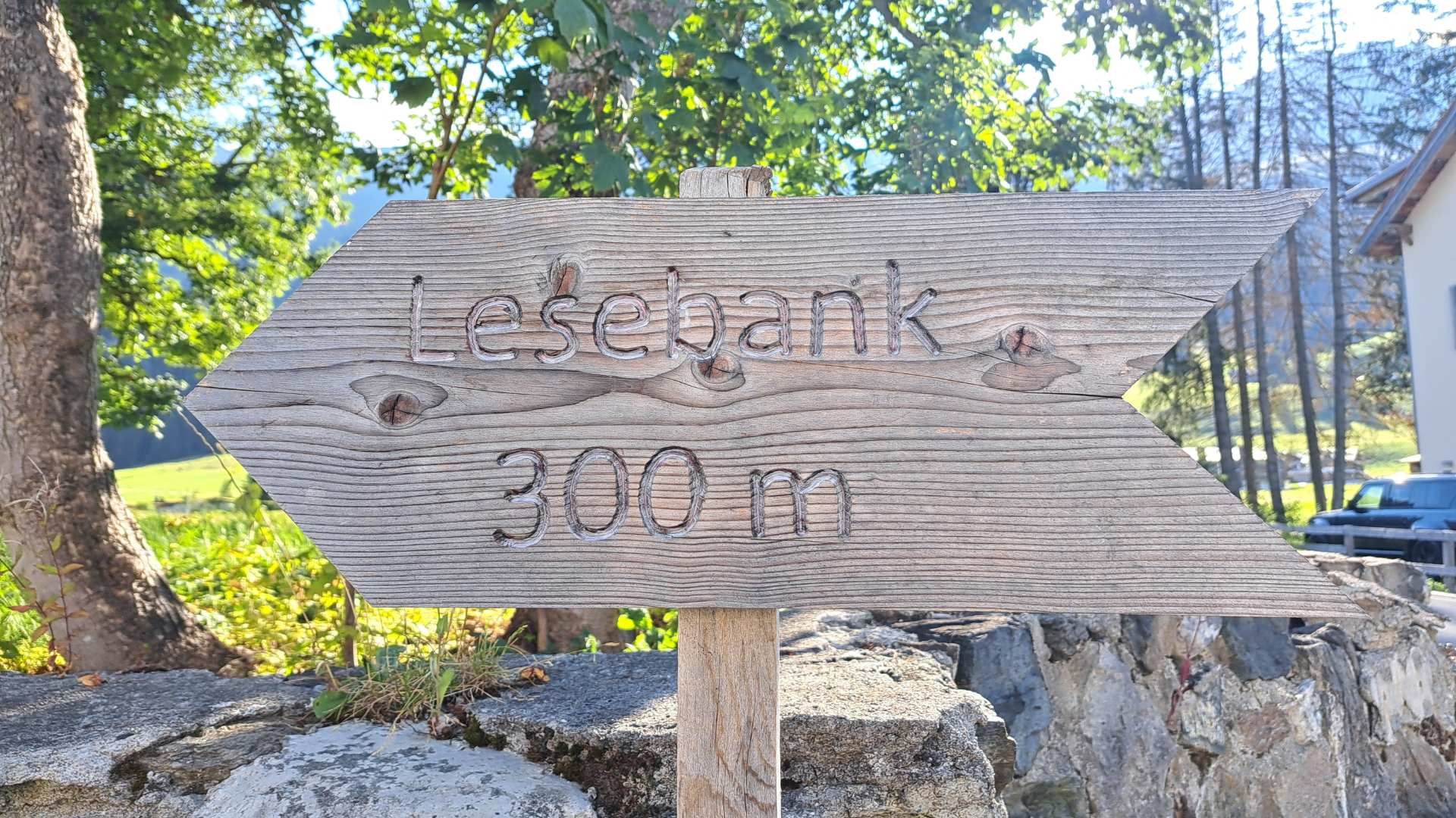 Holzschild: Lesebank 300 m