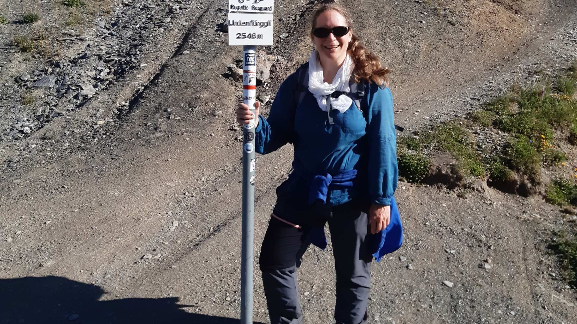 Porträt von Susanne nach dem Aufstieg auf einen Grat über 2000 Meter