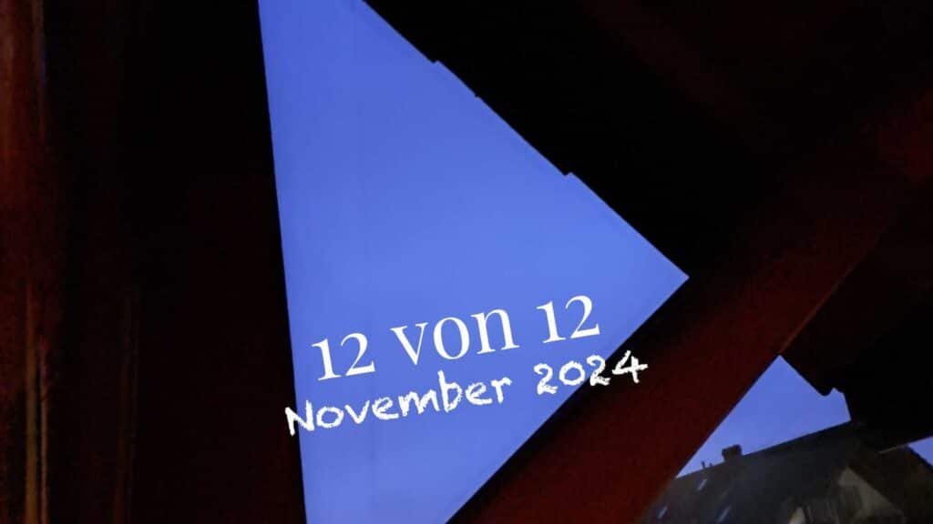 12 von 12 November 2024, Blick durch Dachbalken in den Morgenhimmel