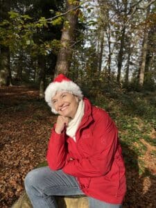 Eveline mit Nikolausmütze und rotem Mantel im Wald