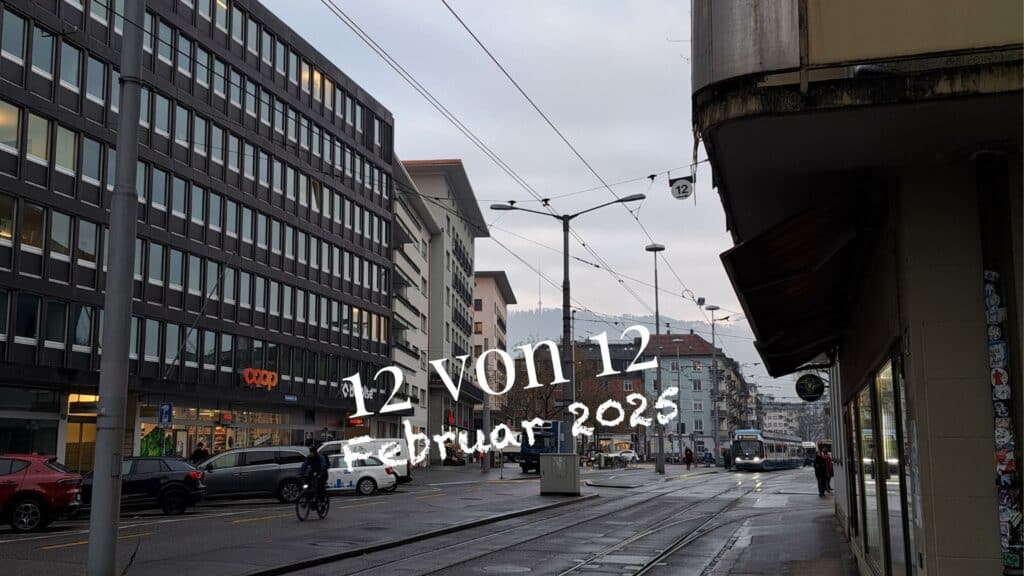 12 von 12 Februar 2025, Strassenschlucht in Zürich Wiedikon mit Sturmlicht des Uetlibergs