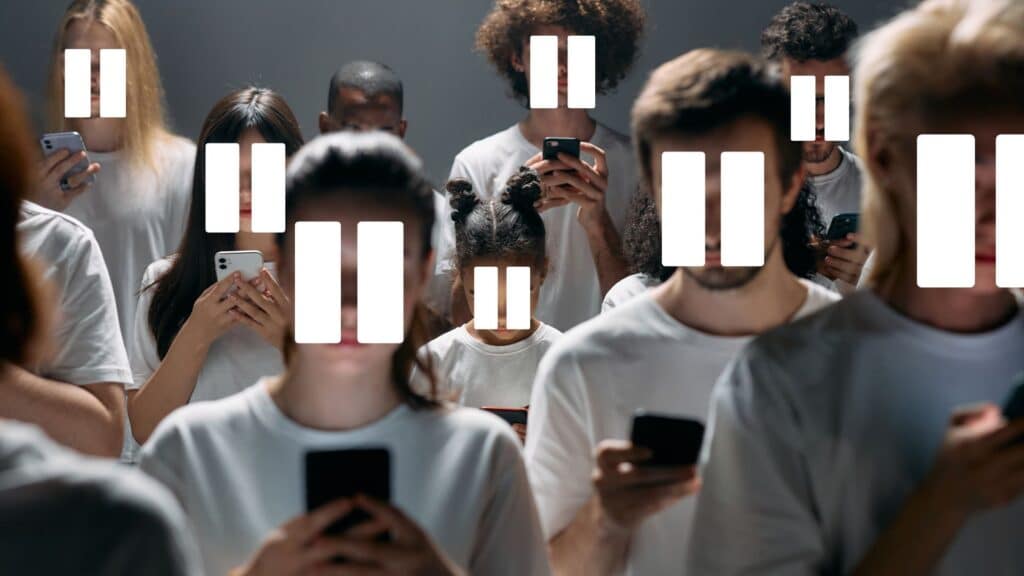 Menschen übers Handy gebeugt. Anstatt Gesichter haben sie zwei weise senkrechte Balken im Gesicht (Symbol für Pause bei Geräten)