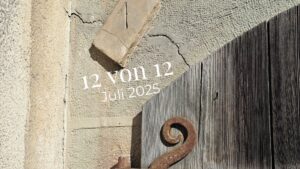 HAusfassade mit eingeritzter Nummer 1 und antiker Tür mit verrostetem Zierscharnier