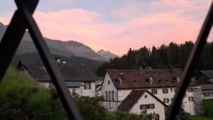 Ferner Blick aufs Lenzerhorn im Abendrot