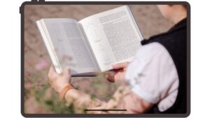 Tablet, auf dem Foto zu sehen ist, wie Susanne ein Buch liest