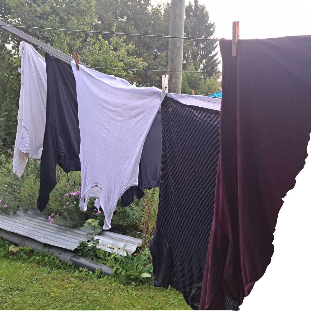 Wäsche, die nass draussen hängt