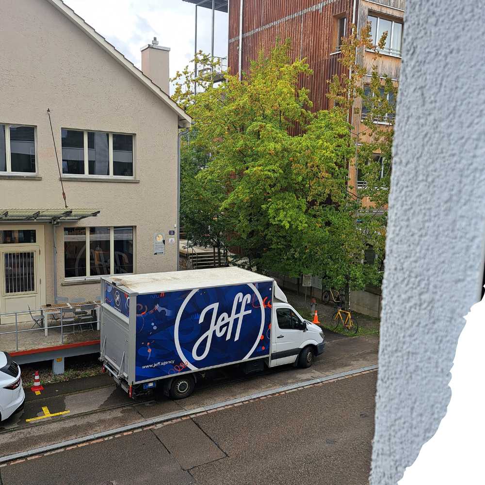 Blick aus dem Fenster, Lieferwagen von "Jeff", herbstlicher Baum und Ateliergebäude Grubenstrasse