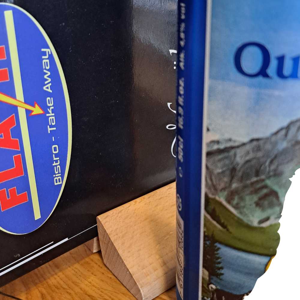 Bierdose und Menu eines Bistros