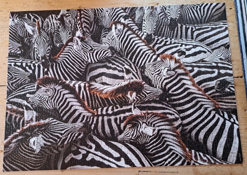 Foto von zusammengesetztem 1000teiligem Puzzle, Zebras von oben