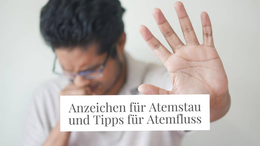 Mann, der sich Hand an Nase hält, die andere stoppend ausgestreckt: Anzeichen für Atemstau und Tipps für Atemfluss