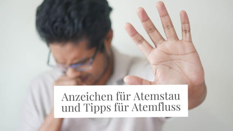 Mann, der sich Hand an Nase hält, die andere stoppend ausgestreckt: Anzeichen für Atemstau und Tipps für Atemfluss