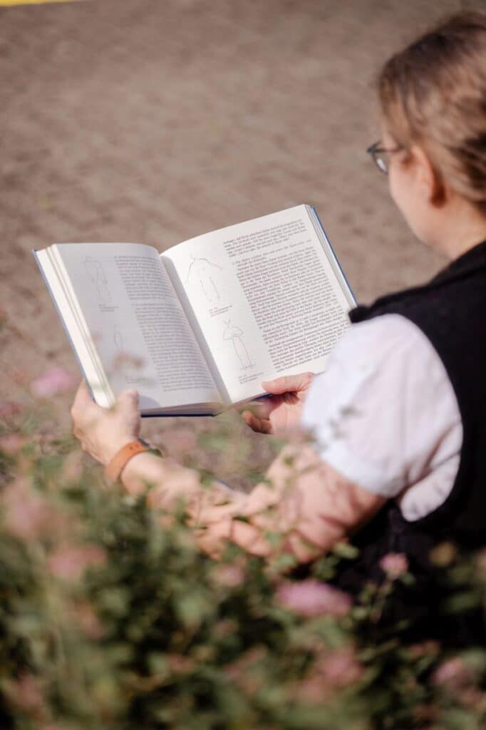 Porträt Susanne (Foto Steffi Slanzi): Blick über die Schulter in die aufgeschlagene Atemlehre von Ilse Middendorf, Der Erfahrbare Atem.
