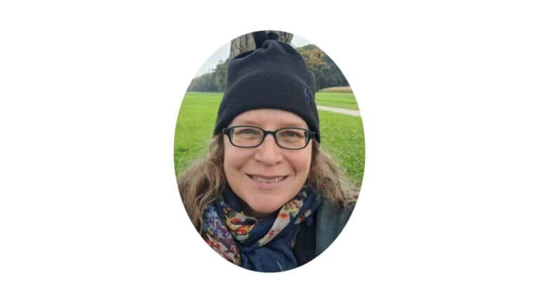 Porträt Susanne (Selfie) mit Zipfelmütze und offenen Haaren