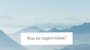 Was ist Supervision? Panoramabild von Berggipfel, im Nebel und Dunst