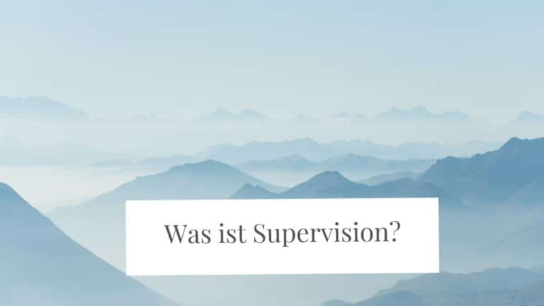 Was ist Supervision? Panoramabild von Berggipfel, im Nebel und Dunst