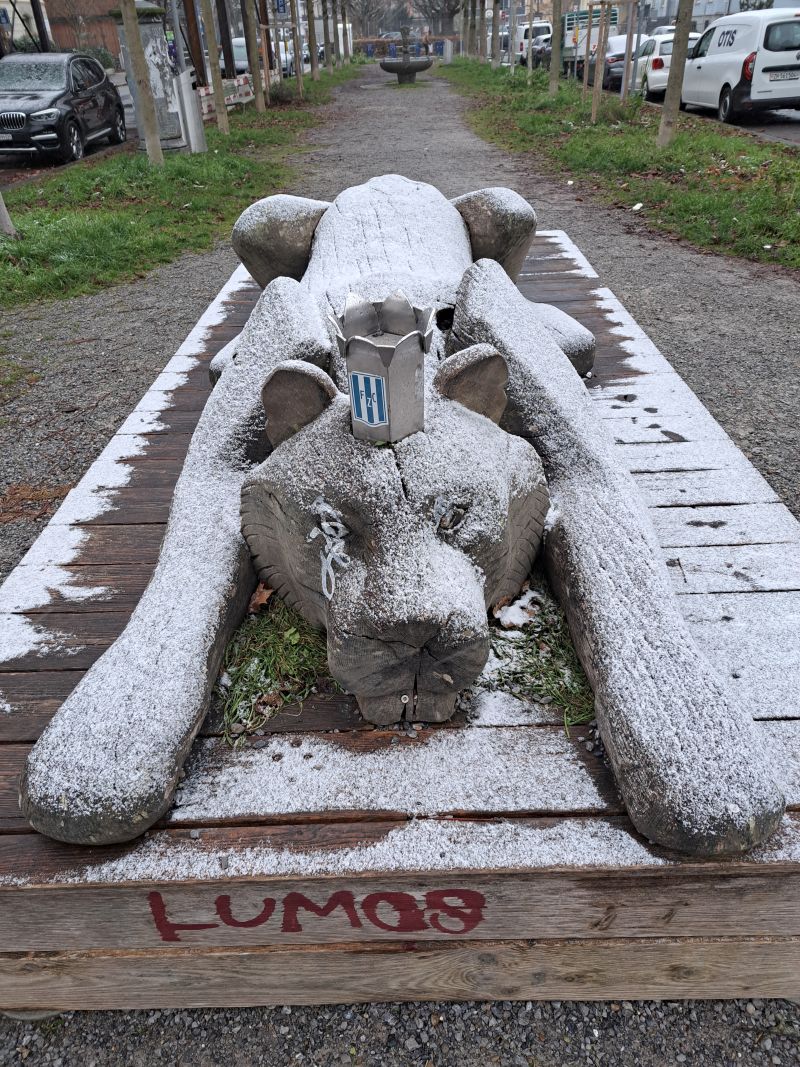 Grosskatze aus Holz mit Schnee eingepudert