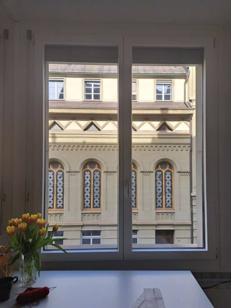 Ausblick auf Fassade, die klare Strukturelemente hat.