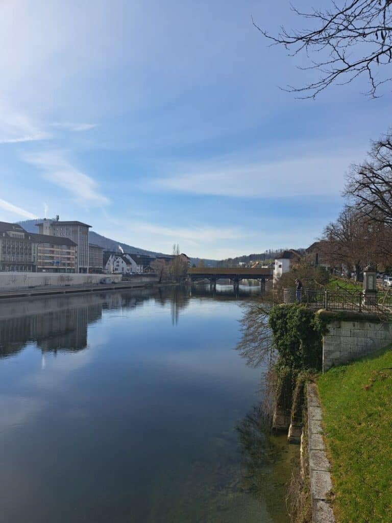 Aare in Olten, alte Brücke im sonnigen Frühlingsmorgenlicht