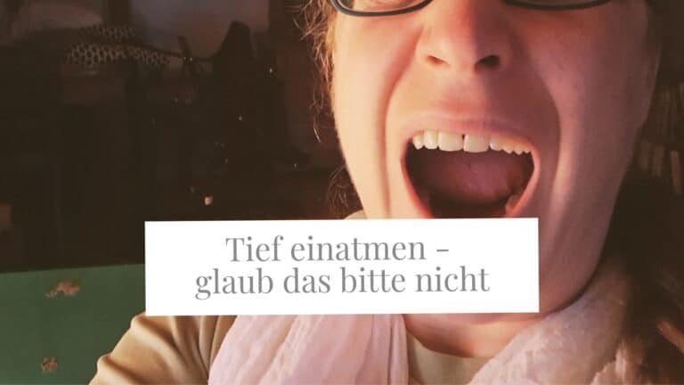 Close-up von Susanne mit weit geöffnetem Mund und Nasenlöchern. Text: Tief einatmen - glaub das bitte nicht