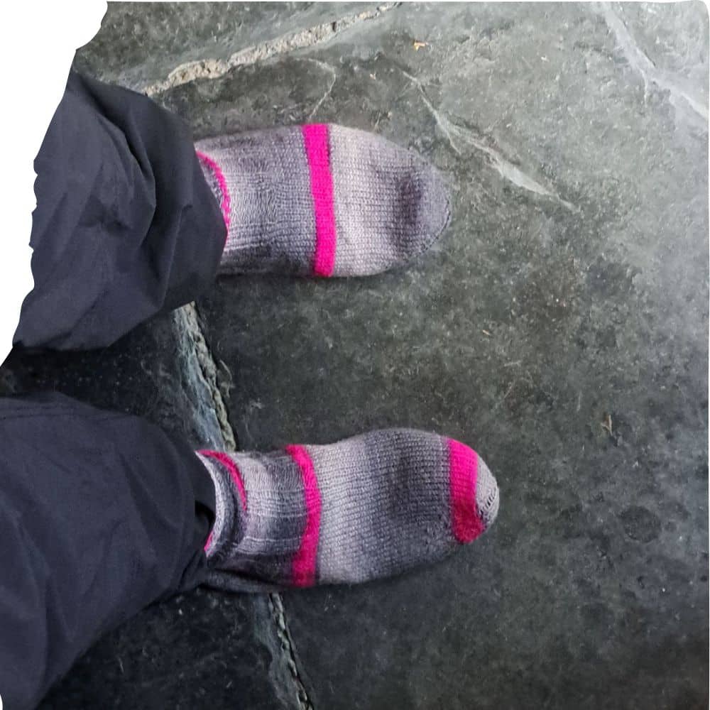Stricksocken, halb von den Füssen gerutscht