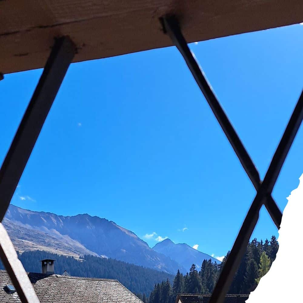 Aussicht aufs Lenzerhorn mit strahlend blauem Herbtsthimmel
